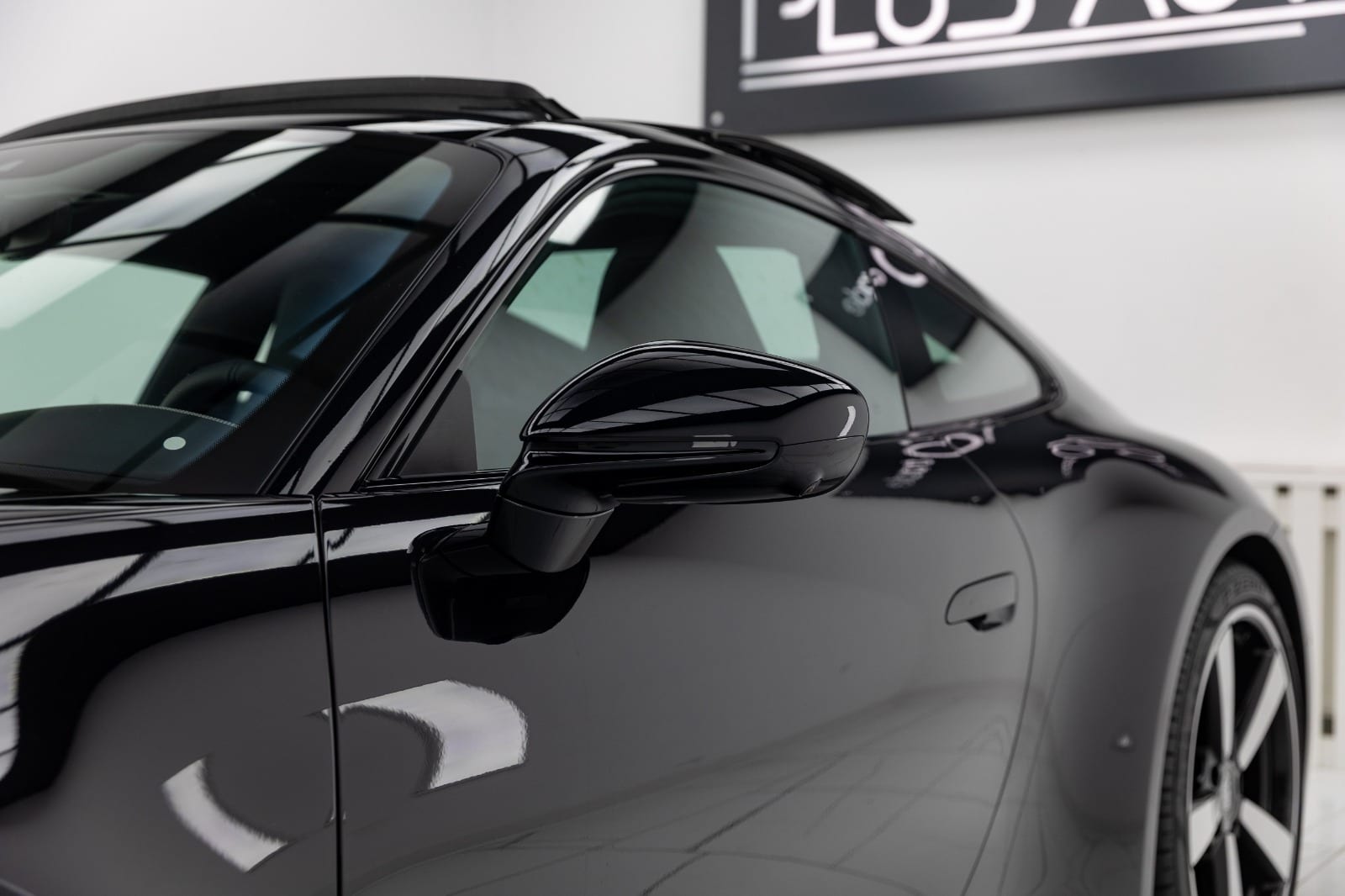 Porsche 911 Carrera 992.2 negru Jet — fotografia 45